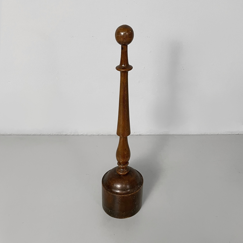 Fermaporta in legno, 1930 ca.