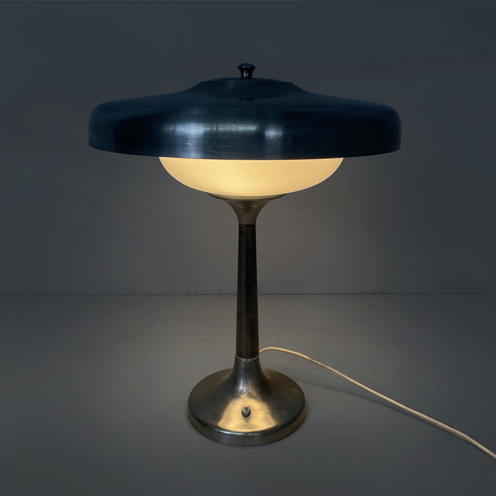 Lampada da tavolo in alluminio e vetro opalino, 1940 ca. 