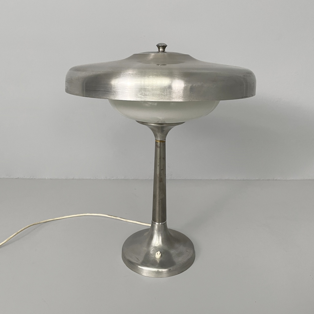 Lampada da tavolo in alluminio e vetro opalino, 1940 ca. 