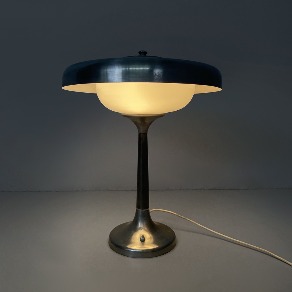 Lampada da tavolo in alluminio e vetro opalino, 1940 ca. 