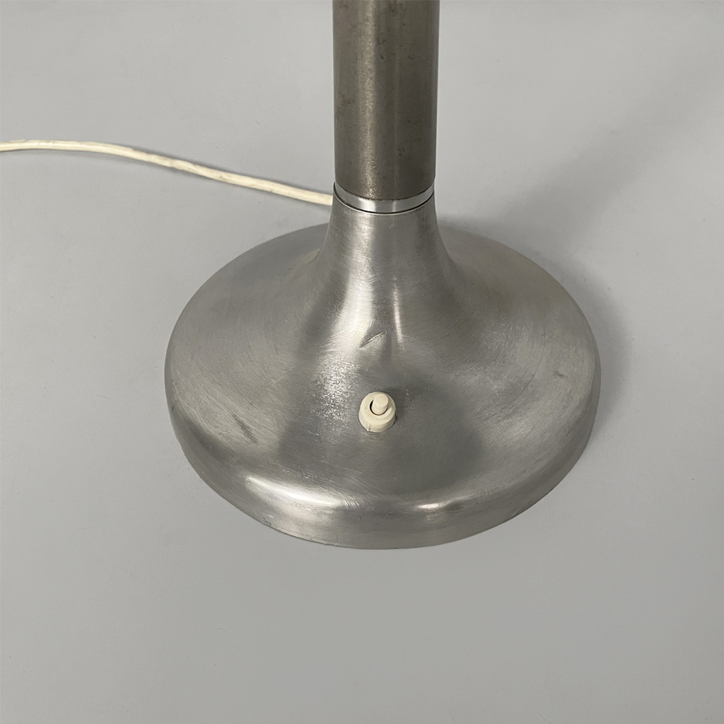 Lampada da tavolo in alluminio e vetro opalino, 1940 ca. 