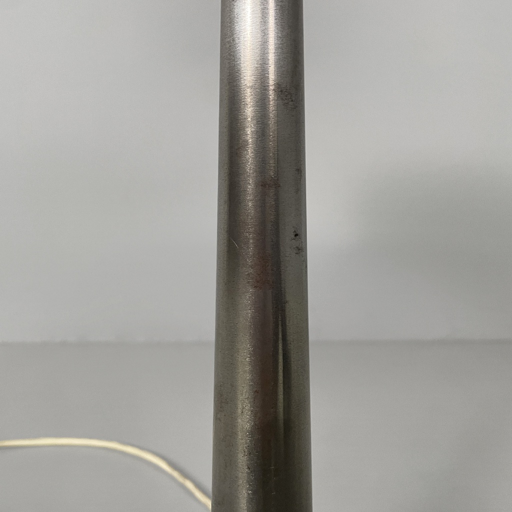 Lampada da tavolo in alluminio e vetro opalino, 1940 ca. 