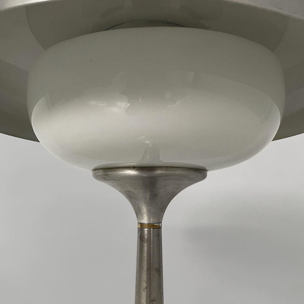 Lampada da tavolo in alluminio e vetro opalino, 1940 ca. 