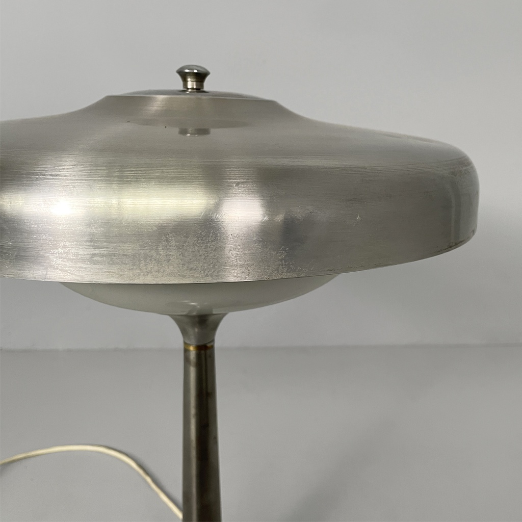 Lampada da tavolo in alluminio e vetro opalino, 1940 ca. 