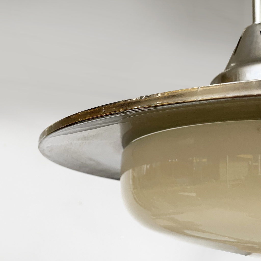 Lampadario in vetro opalino e metallo, 1930 ca.