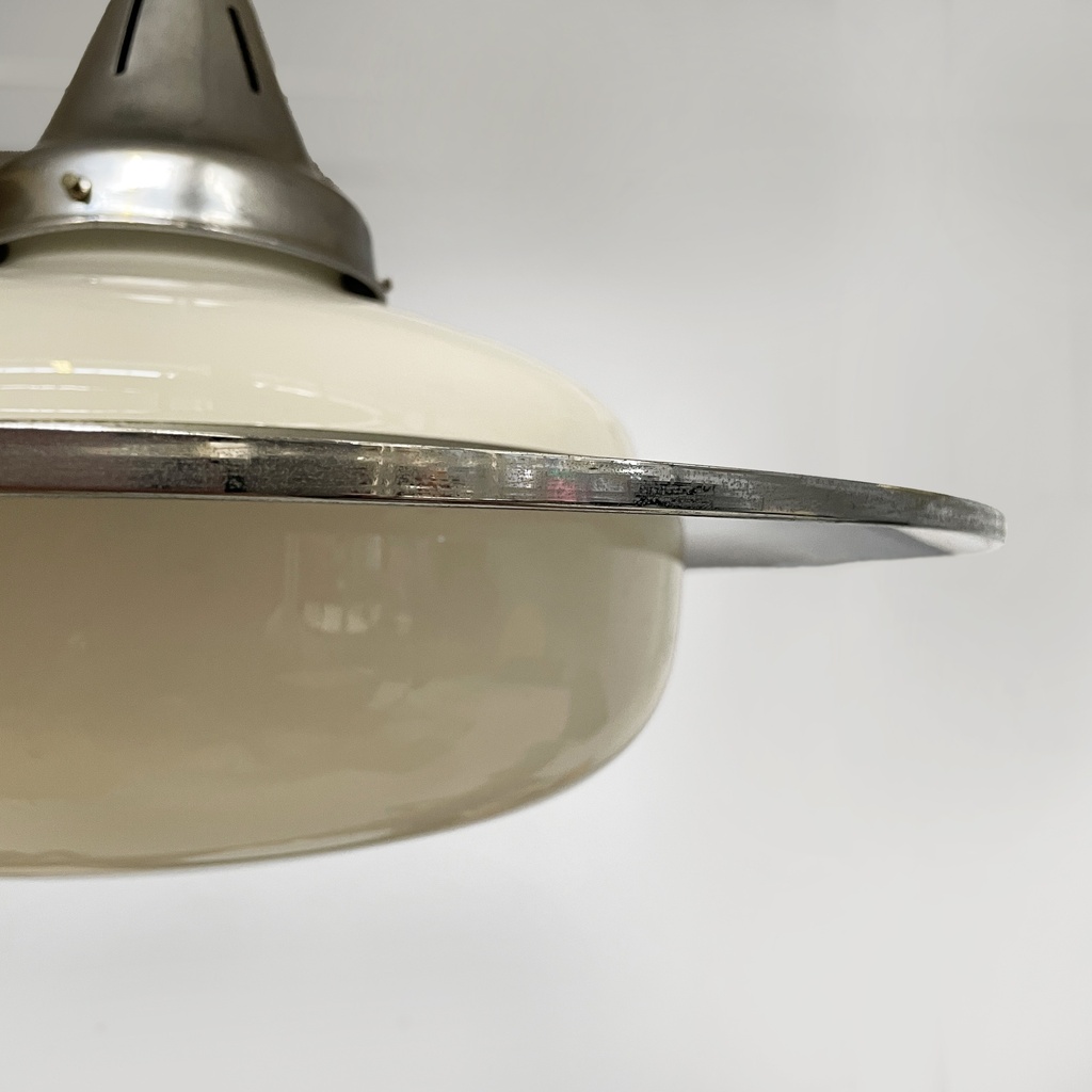 Lampadario in vetro opalino e metallo, 1930 ca.