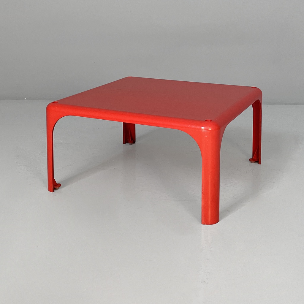 Tavoli da caffè Demetrio 45 di Vico Magistretti per Artemide, 1970 ca.