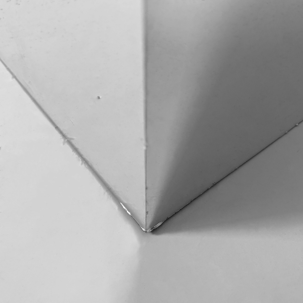 Colonna espositiva specchiata, 1980 ca