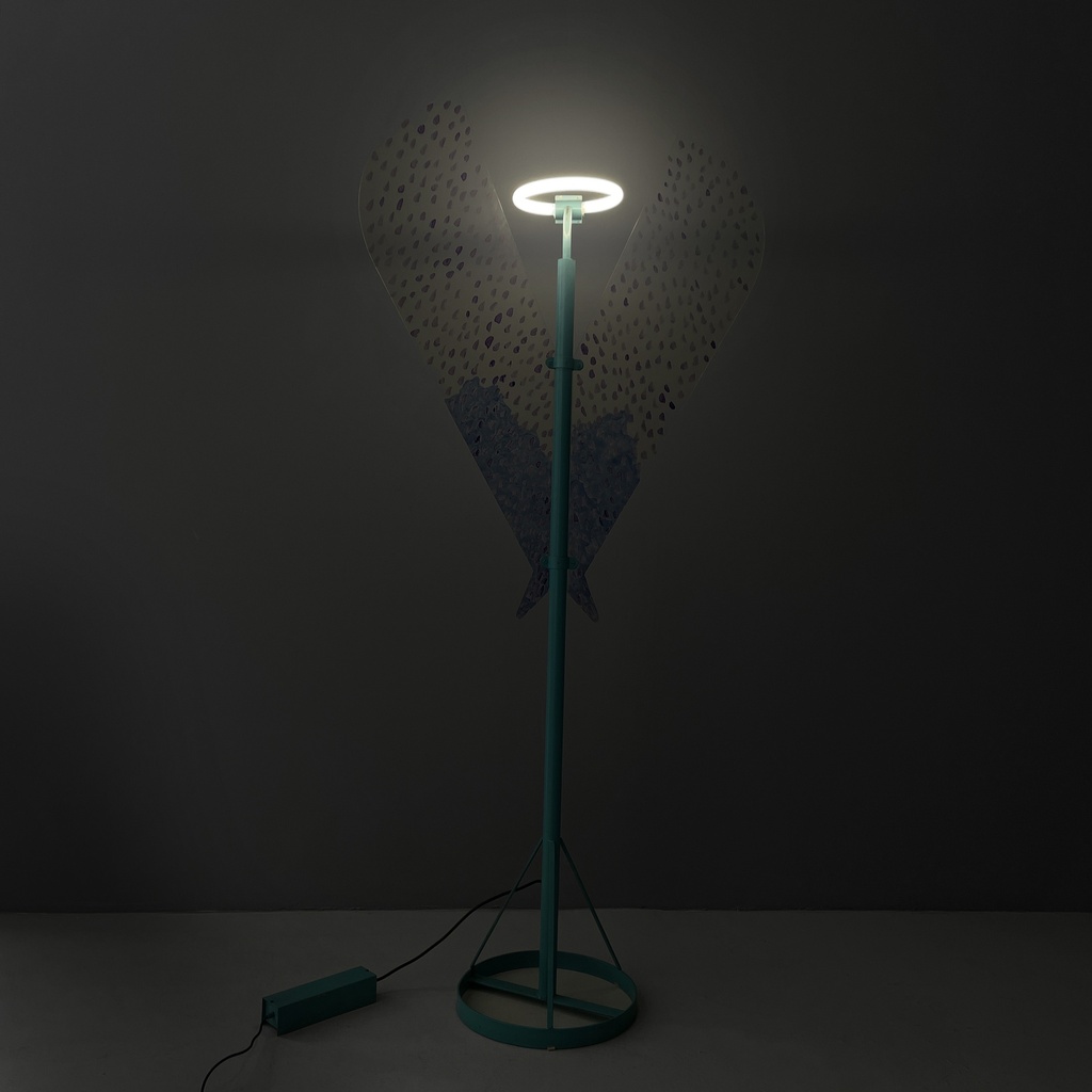 Lampada Arcangelo Metropolitano di Ugo La Pietra, 1977.
