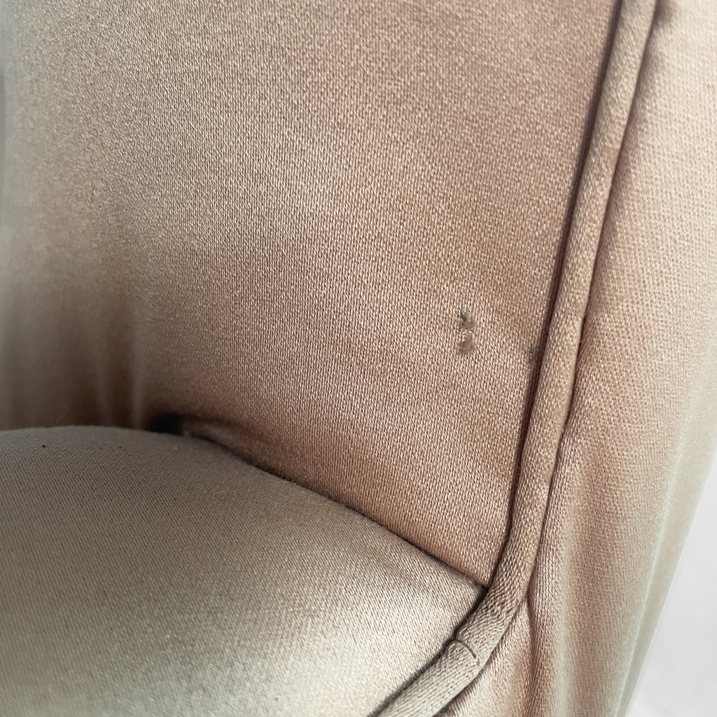 Divano in seta rosa beige, 1940 ca.