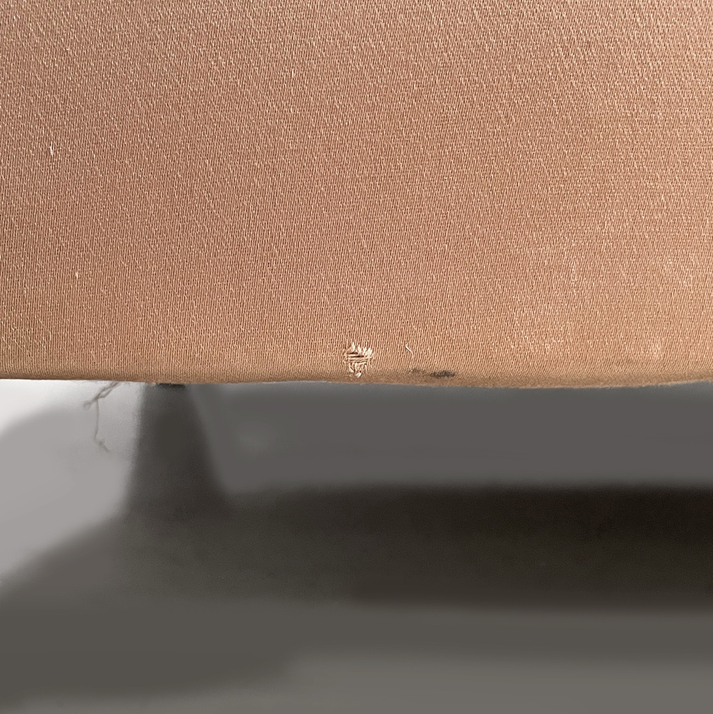 Divano in seta rosa beige, 1940 ca.