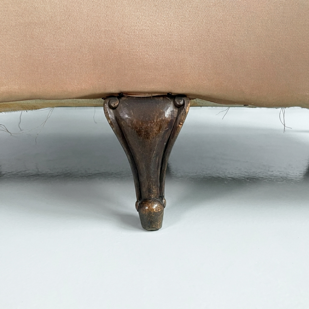 Divano in seta rosa beige, 1940 ca.