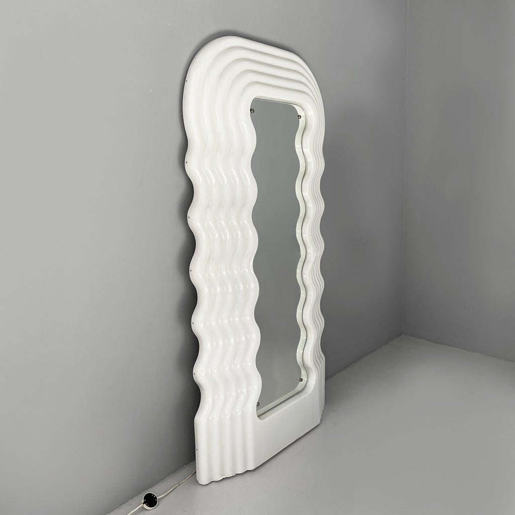 Specchio luminoso Ultrafragola di Ettore Sottsass per Poltronova, 1980 ca. 