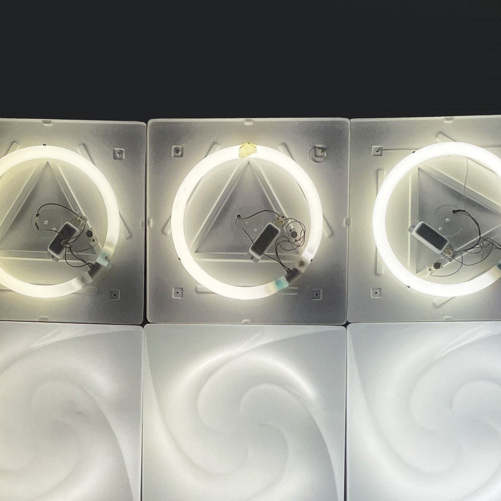 Applique in plexiglass bianco, 1980 ca.