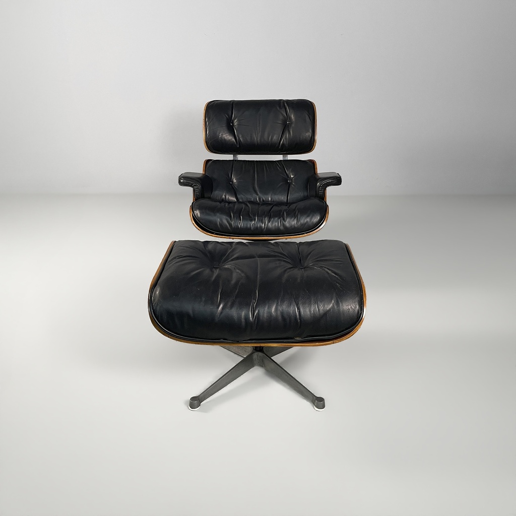 Poltrona e pouf di Charles e Ray Eames, 1970 ca.
