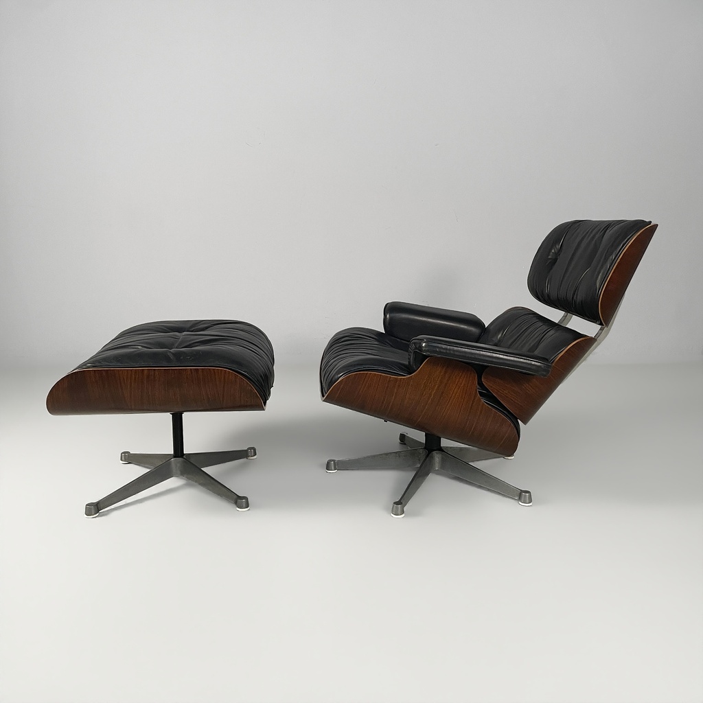Poltrona e pouf di Charles e Ray Eames, 1970 ca.