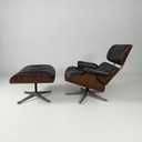 Poltrona e pouf di Charles e Ray Eames, 1970 ca.
