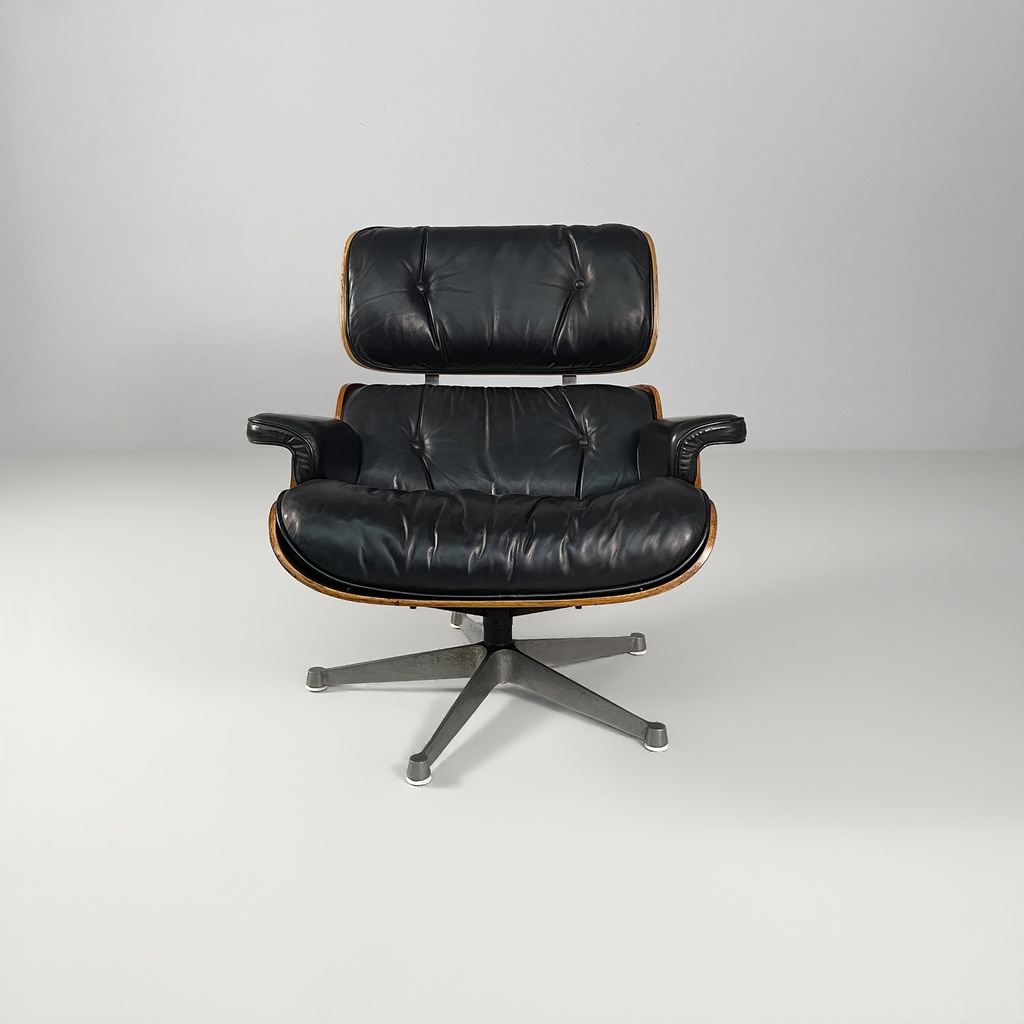 Poltrona e pouf di Charles e Ray Eames, 1970 ca.