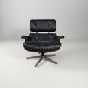 Poltrona e pouf di Charles e Ray Eames, 1970 ca.