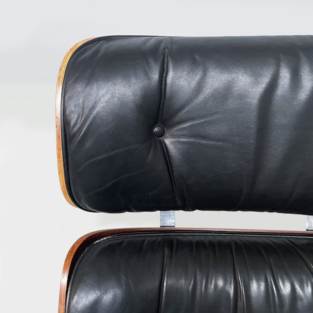 Poltrona e pouf di Charles e Ray Eames, 1970 ca.
