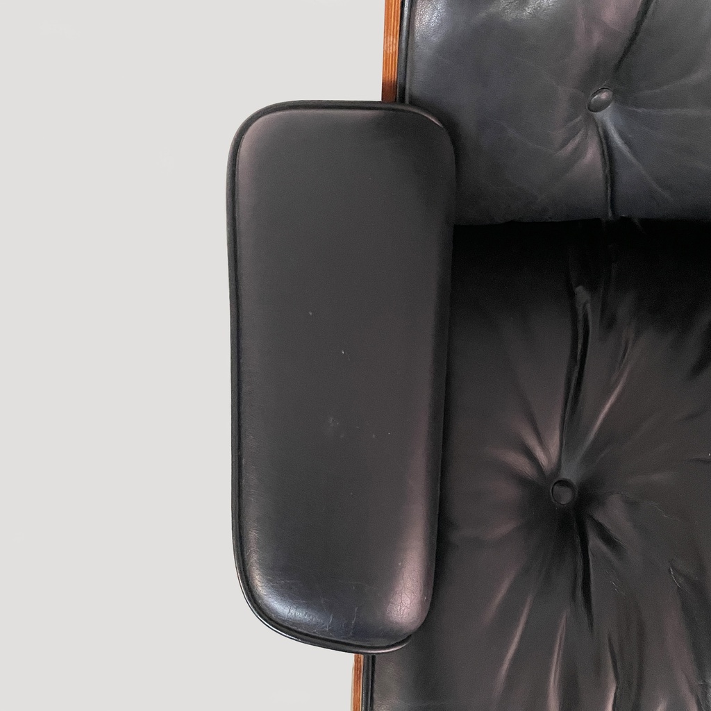 Poltrona e pouf di Charles e Ray Eames, 1970 ca.