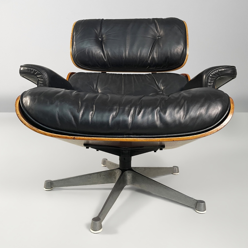 Poltrona e pouf di Charles e Ray Eames, 1970 ca.
