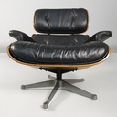 Poltrona e pouf di Charles e Ray Eames, 1970 ca.