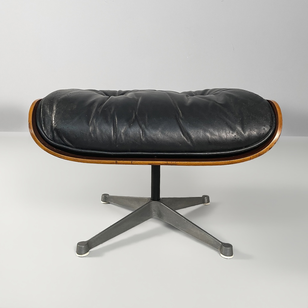 Poltrona e pouf di Charles e Ray Eames, 1970 ca.
