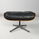 Poltrona e pouf di Charles e Ray Eames, 1970 ca.