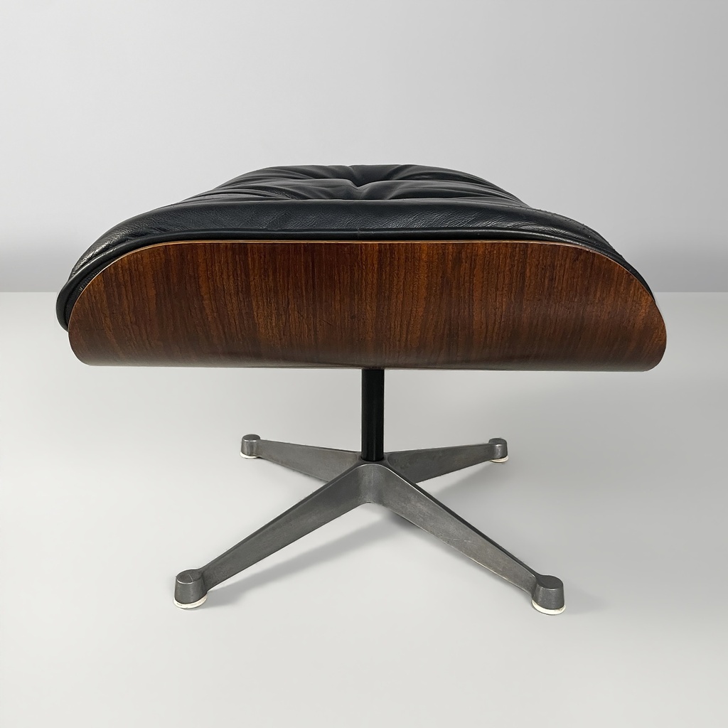 Poltrona e pouf di Charles e Ray Eames, 1970 ca.