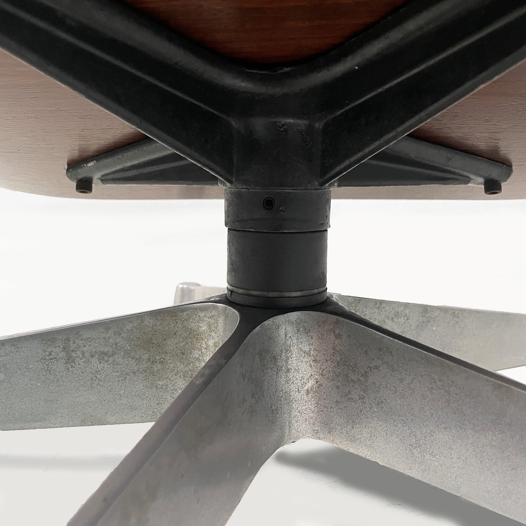 Poltrona e pouf di Charles e Ray Eames, 1970 ca.