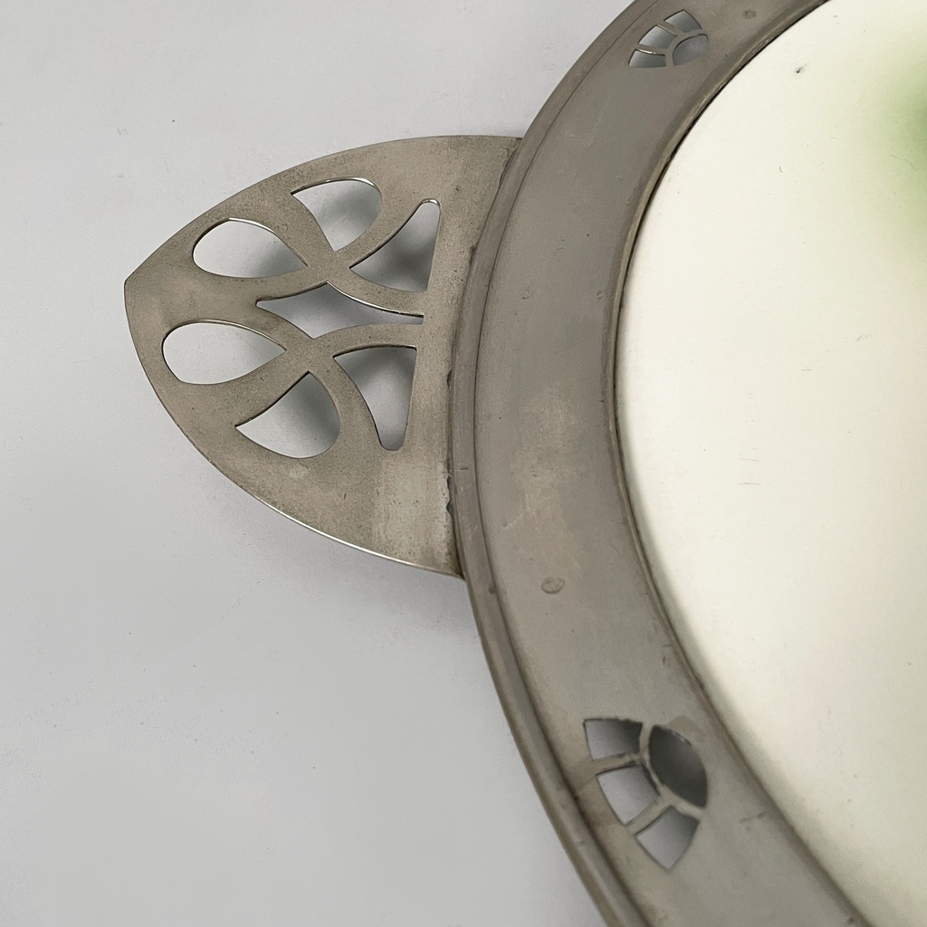 Vassoio con fiori in ceramica e metallo, 1930 ca.