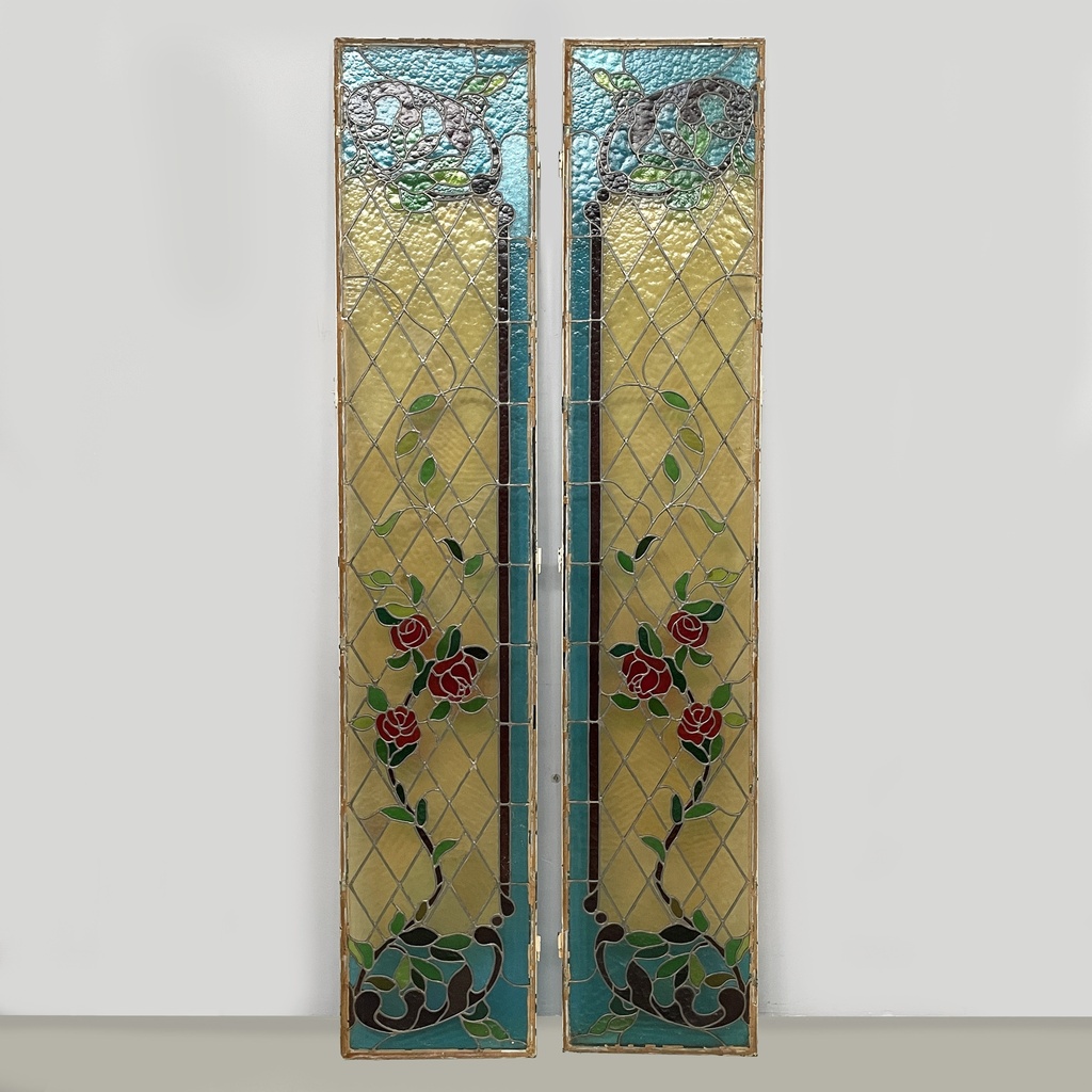 Vetrate artistiche alte con rose, 1910 ca.