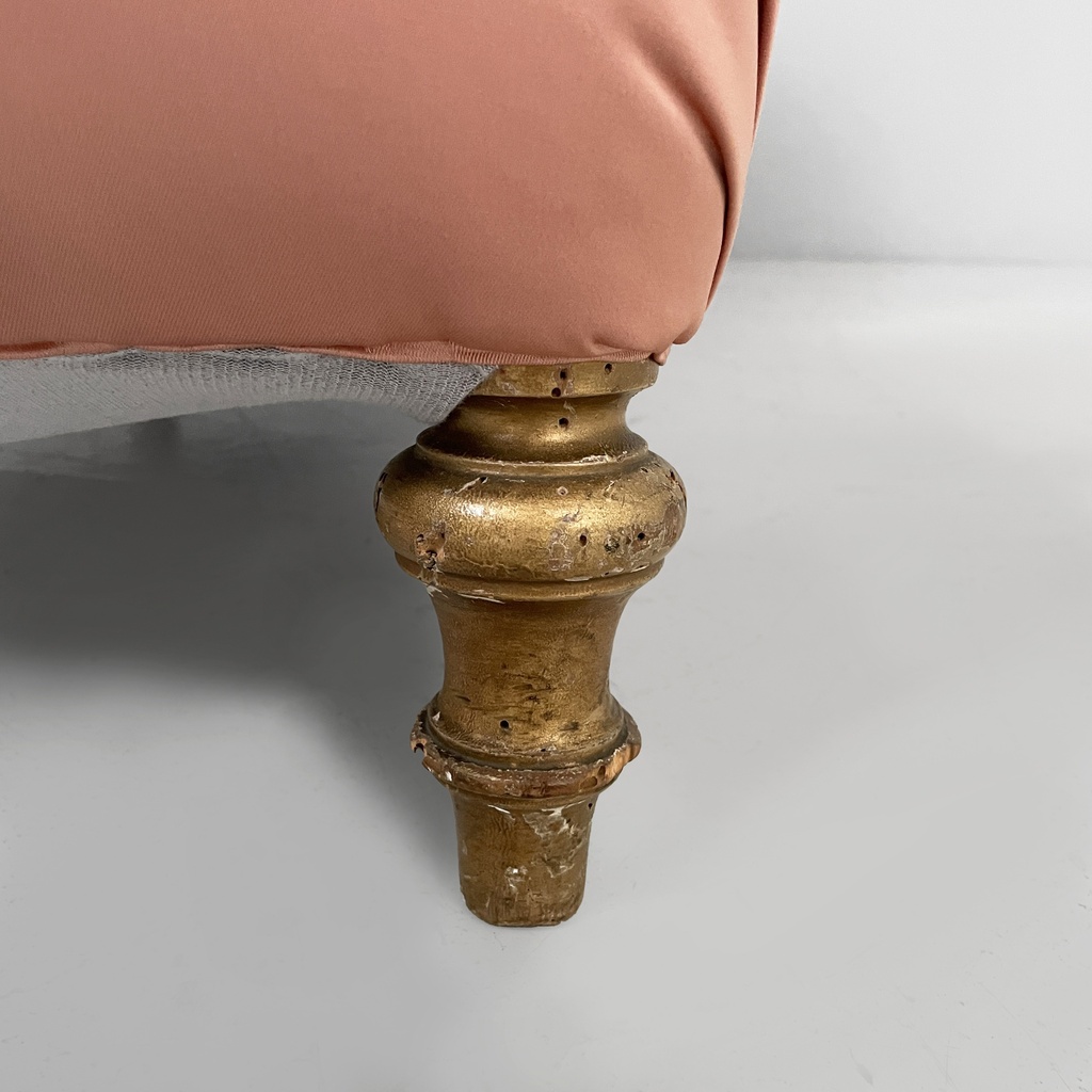 Chaise longue in raso rosa e legno dorato, 1800 ca.