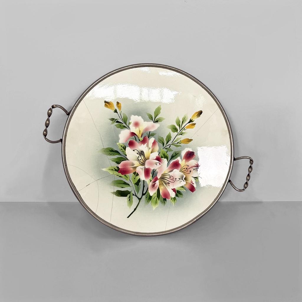 Vassoio con fiori in ceramica e metallo, 1920 ca.