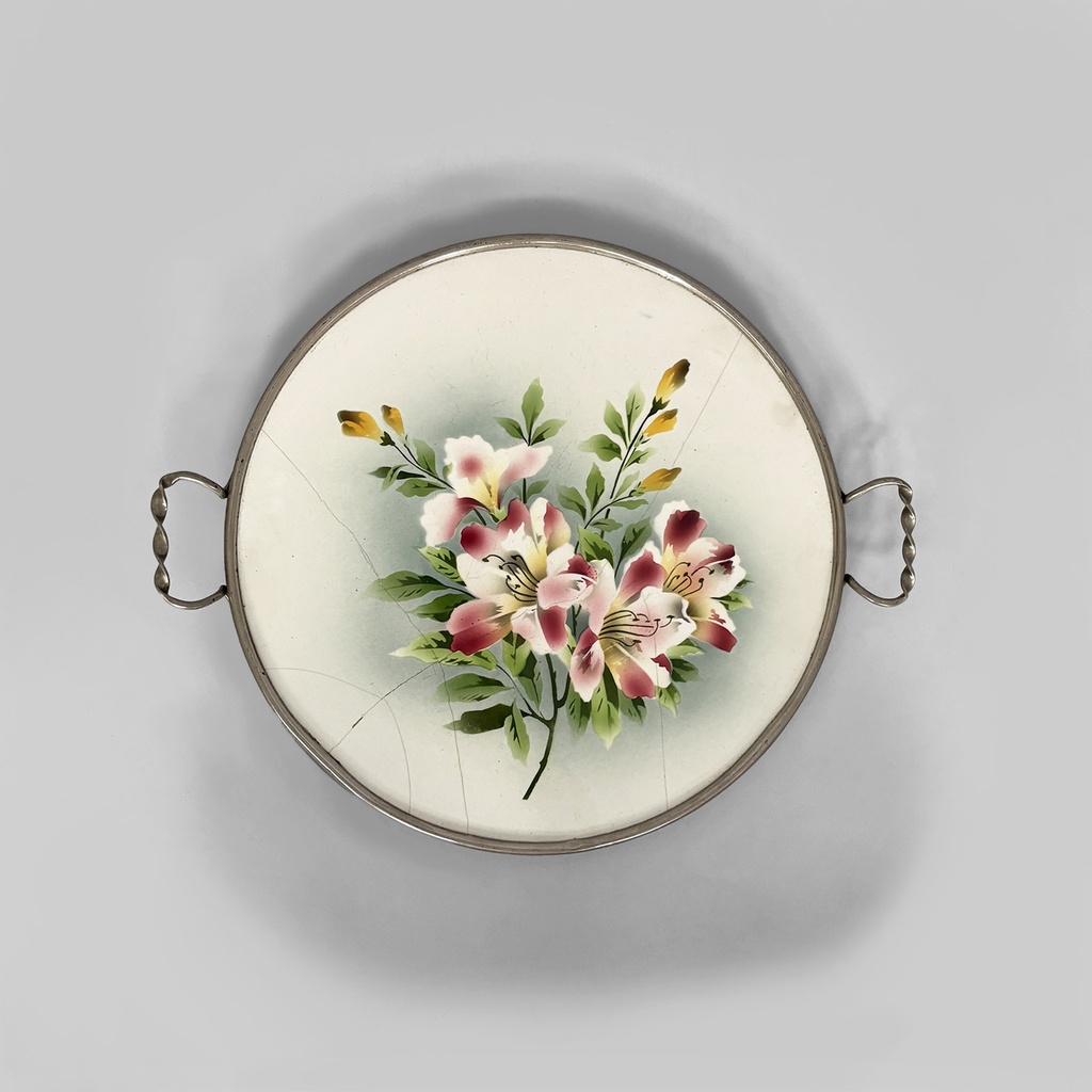 Vassoio con fiori in ceramica e metallo, 1920 ca.