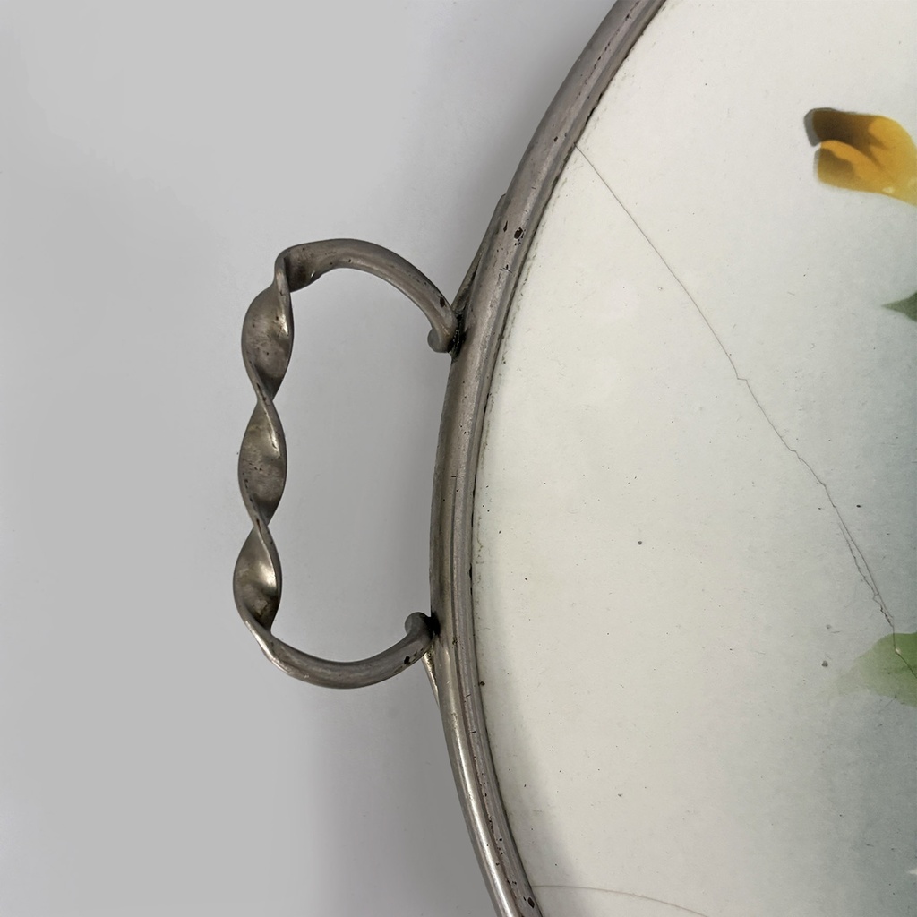 Vassoio con fiori in ceramica e metallo, 1920 ca.