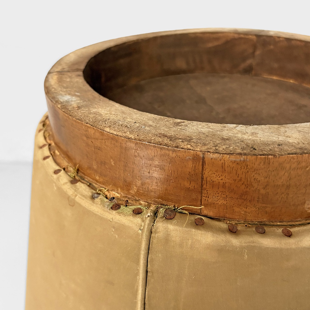 Pouf in velluto giallo e legno, 1930 ca.