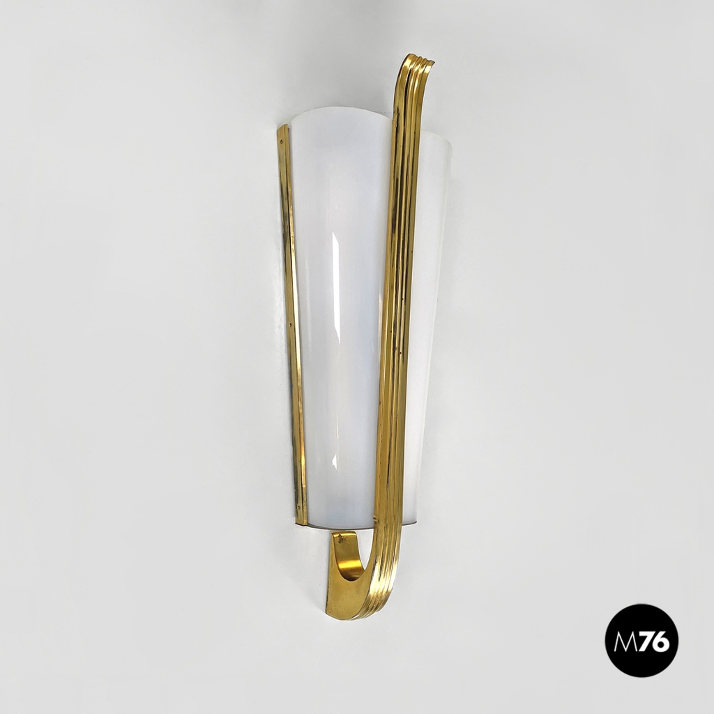 Applique in plexiglass bianco e ottone, 1950 ca.