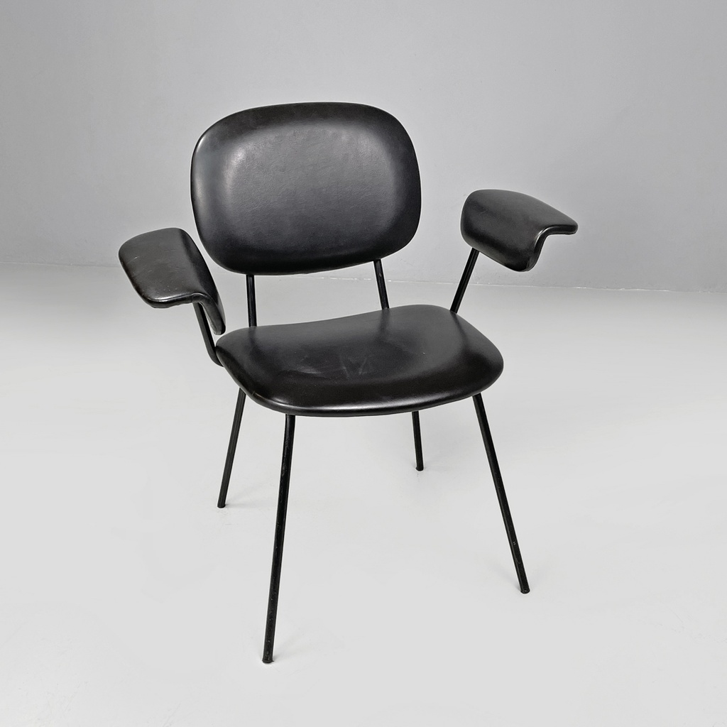 Sedia con braccioli in finta pelle nera, 1960 ca. 