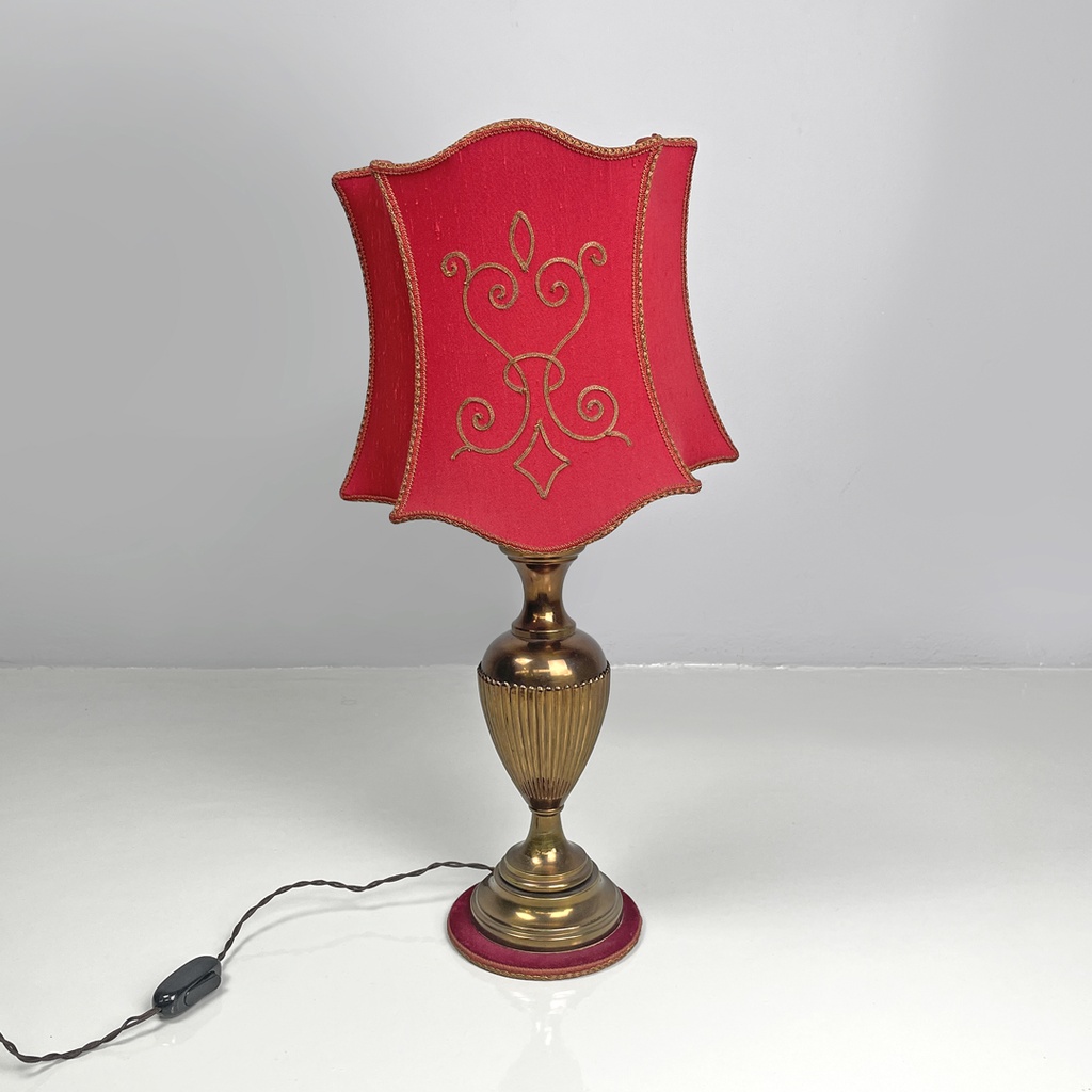 Lampada da tavolo con paralume in tessuto rosso, 1950 ca.