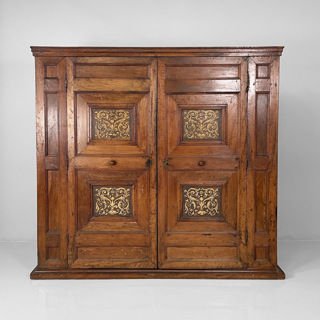 Armadio con ante decorate in legno, 1800 ca.