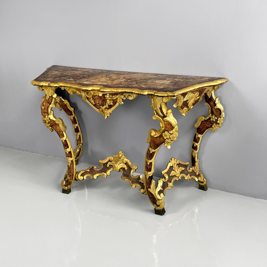 Consolle in legno dorato con decori, 1700 ca.