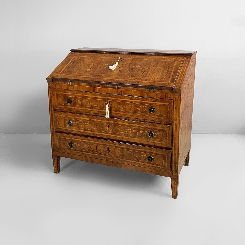 Cassettiera a ribalta in legno, 1700 ca.