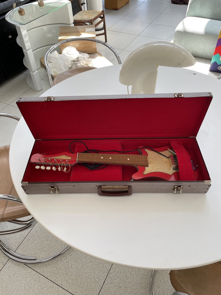Chitarra elettrica giocattolo, 1970 ca.