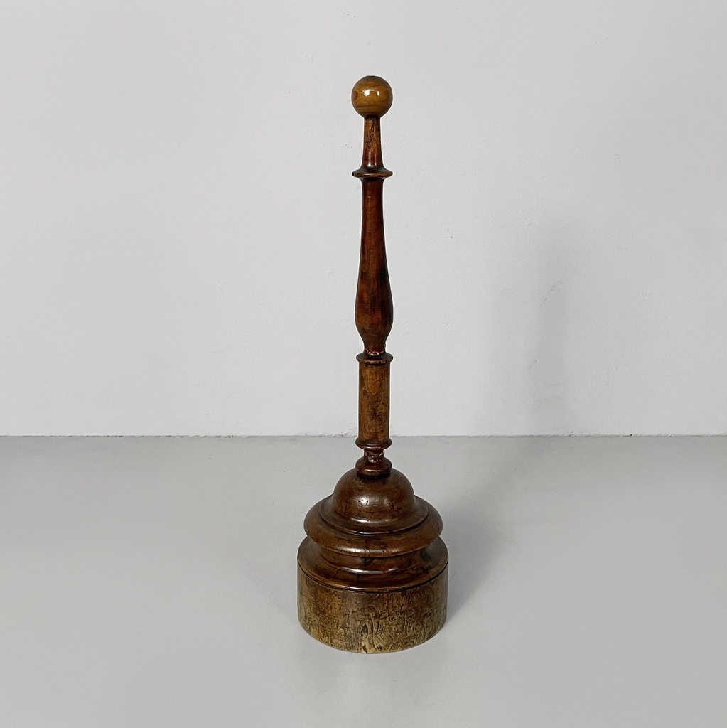 Fermaporta in legno, 1930 ca.