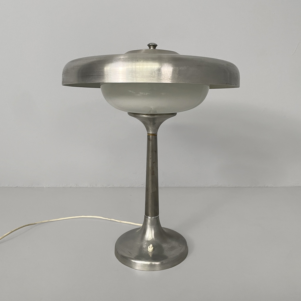 Lampada da tavolo in alluminio e vetro opalino, 1940 ca. 