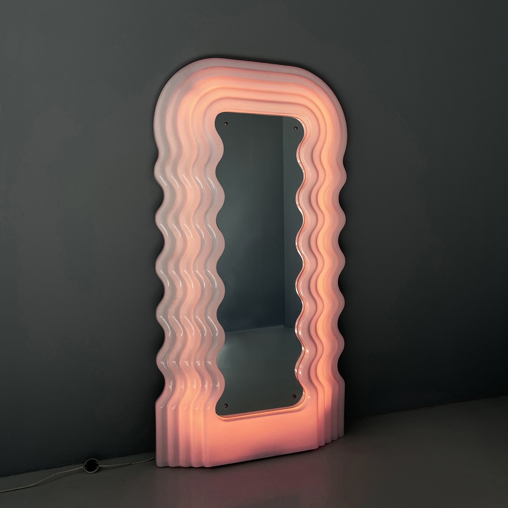 Specchio luminoso Ultrafragola di Ettore Sottsass per Poltronova, 1980 ca. 