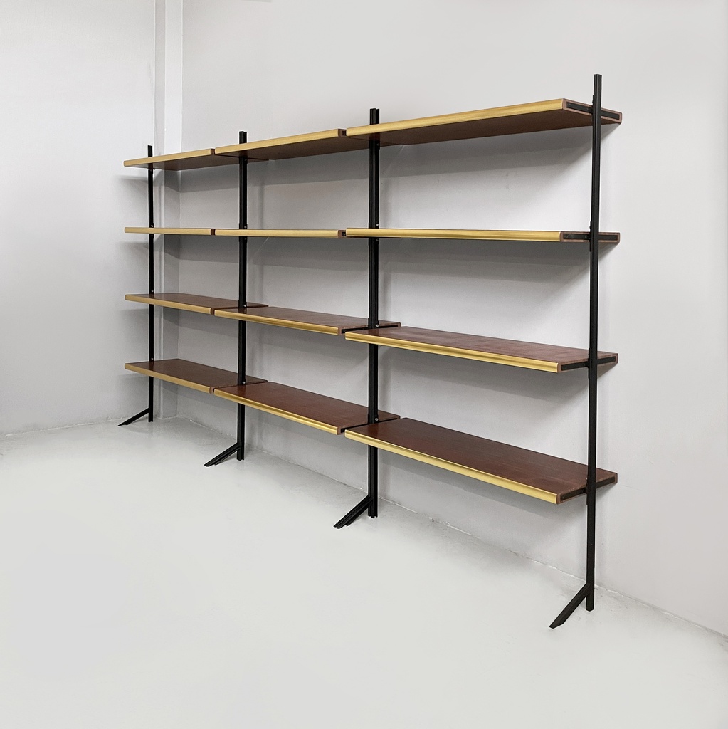 Libreria in legno, ottone e metallo nero, 1960 ca.