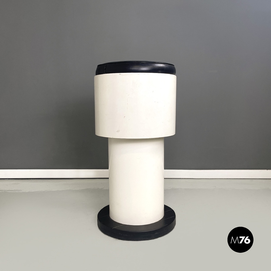Sgabello in plastica bianca e pelle nera, 1970 ca.